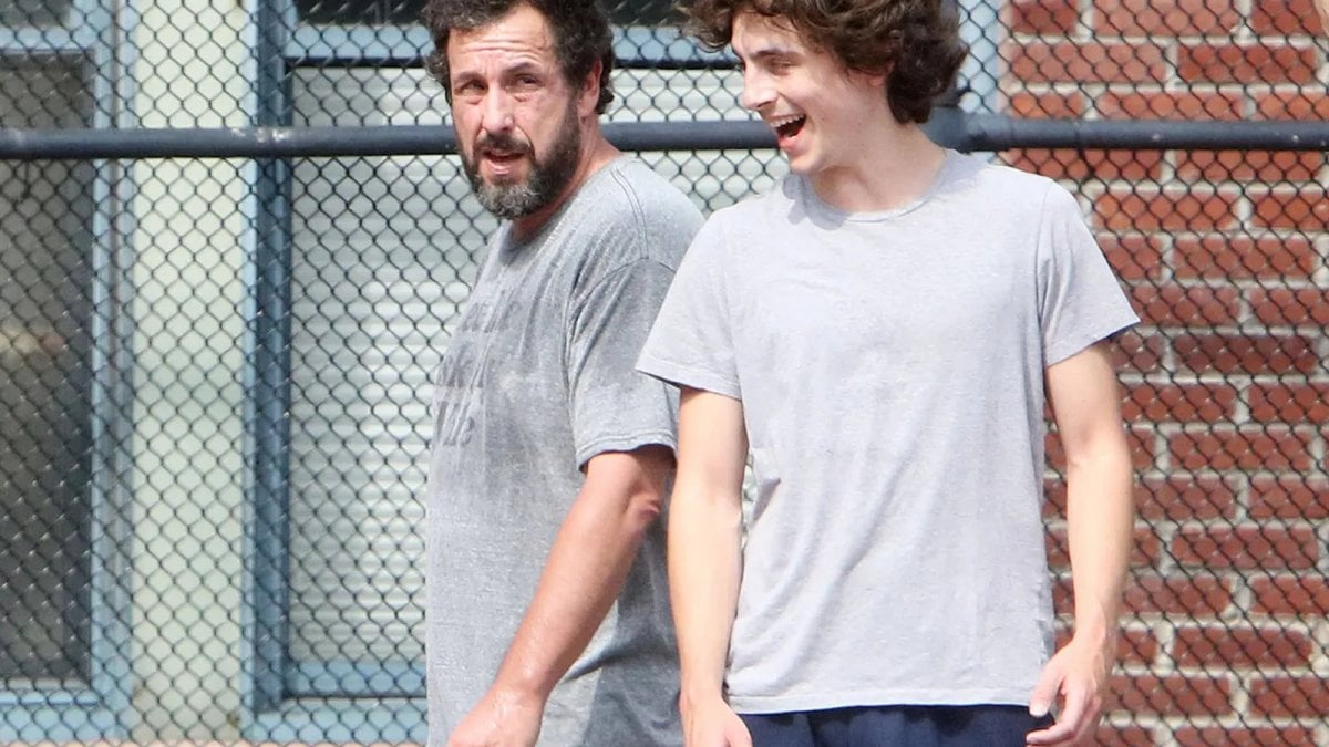 timoth233e chalamet e adam sandler si raccontano mentre giocano a basket sei uno dei migliori attori al mondo da Movieplayer.it timoth233e chalamet e adam sandler si raccontano mentre giocano a basket sei uno dei migliori attori al mondo