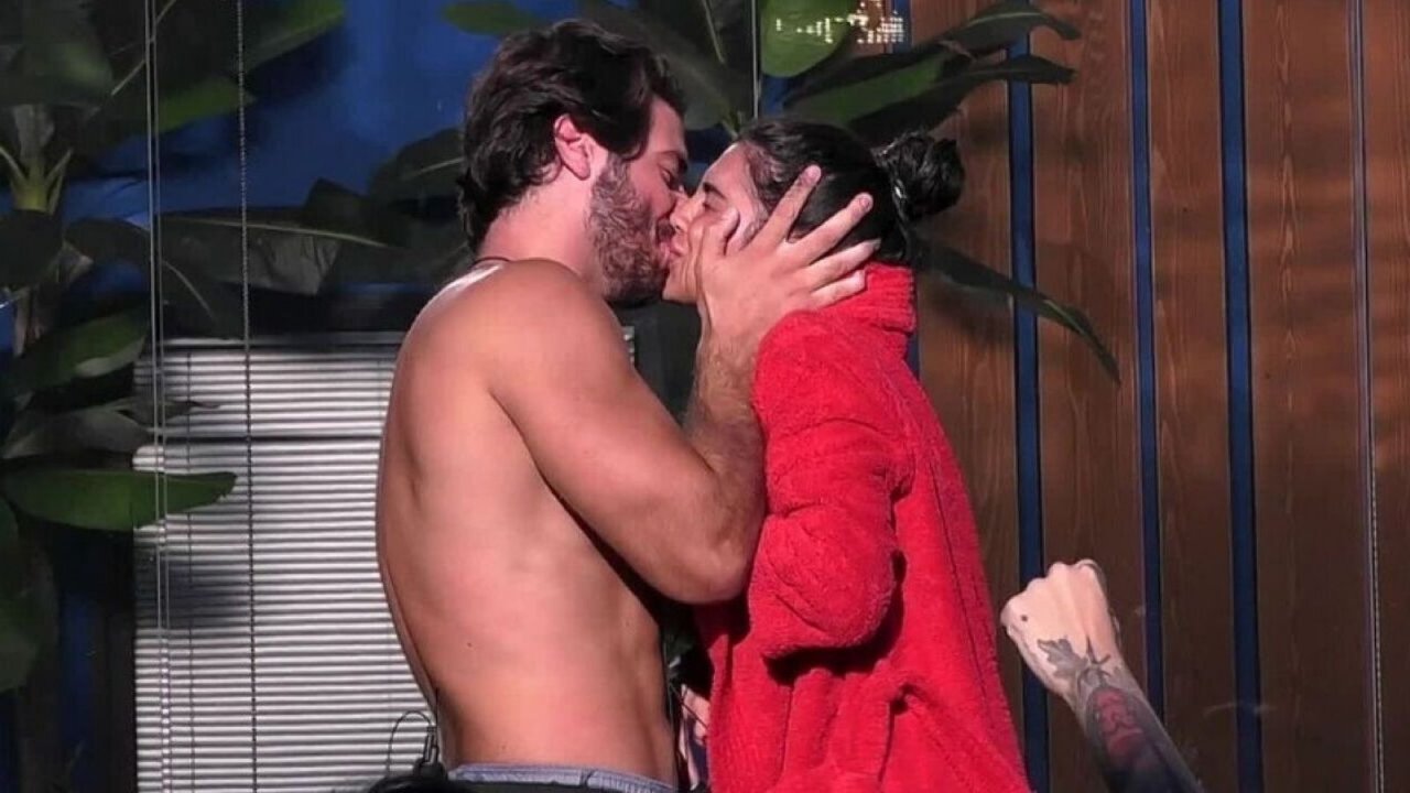 Il bacio tra Omer e Rasha