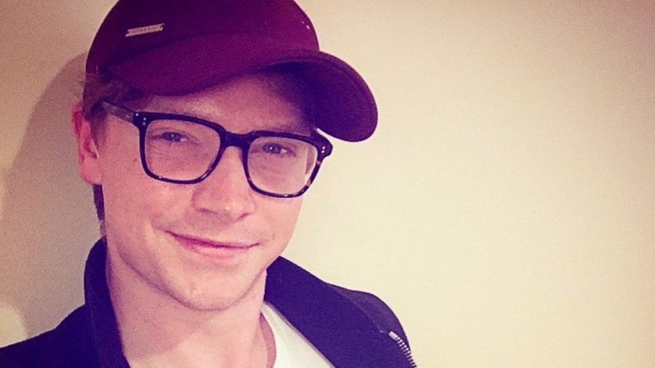 Primo piano di Calum Worthy