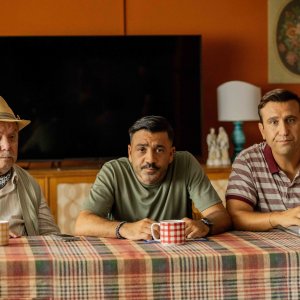 Oi vita mia: Pio, Amedeo e Lino Banfi in una scena