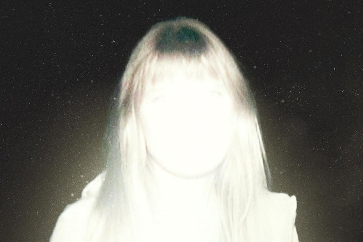 Shelby Oaks, recensione: un horror ibrido che spreca lo spunto iniziale Shelby Oaks, recensione: un horror ibrido che spreca lo spunto iniziale