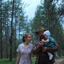 Train Dreams: Joel Edgerton con Felicity Jones in una foto