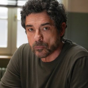 Un primo piano di Alessandro Gassmann nella terza stagione