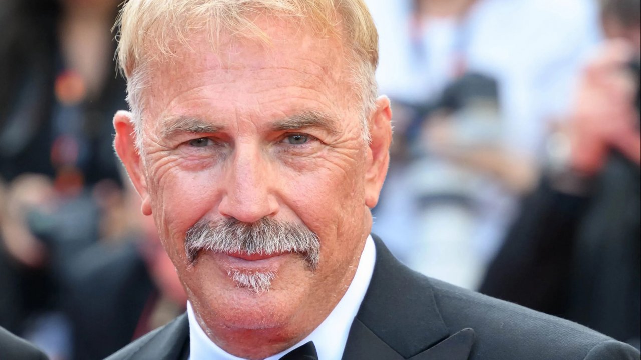 Un primo piano di Kevin Costner