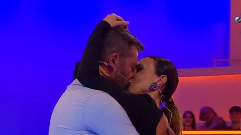 Uomini e Donne:  Agnese bacia Roberto sotto gli occhi di Federico Mastrostefano