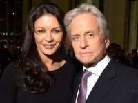 Catherine Zeta-Jones celebra 25 anni di nozze con Michael Douglas: 'Ti amo oggi come allora'