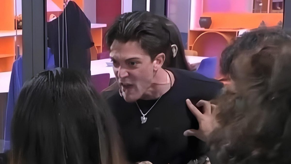 grande fratello omer si abbassa i pantaloni per provocare jonas si infuria simone lo affronta a muso duro