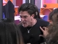 Grande Fratello, Omer si abbassa i pantaloni per provocare: Jonas si infuria, Simone lo affronta a muso duro