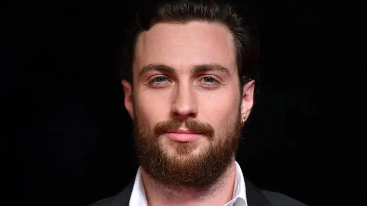 Werwulf: Aaron Taylor Johnson insanguinato e torso nudo nelle foto leaked dell