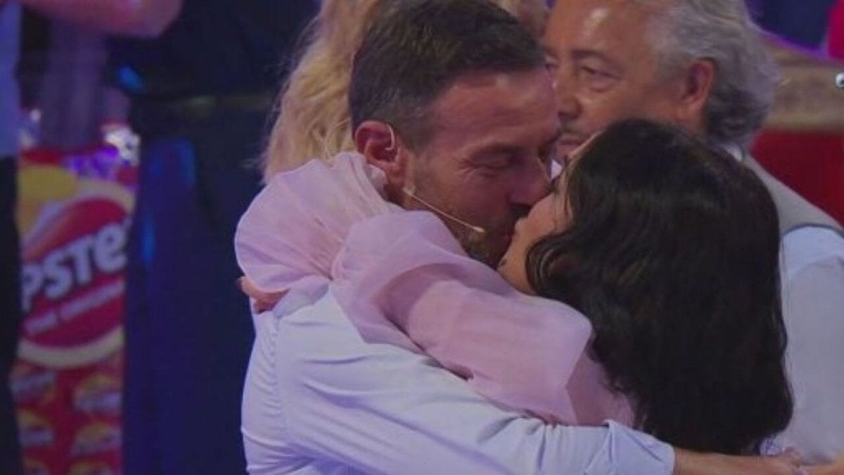 Uomini e Donne, Guido e Federica lasciano lo studio. Tina e Gianni: "Ci rivediamo la settimana prossima"