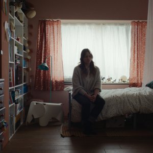 Lo schiaffo: Julia Jentsch seduta sul letto