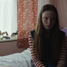 Lo schiaffo: Laeni Geiseler seduta sul letto