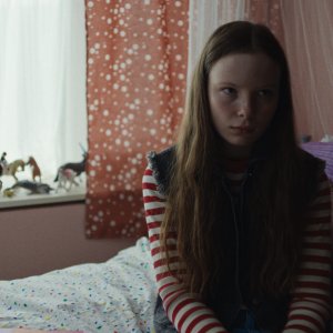 Lo schiaffo: Laeni Geiseler seduta sul letto