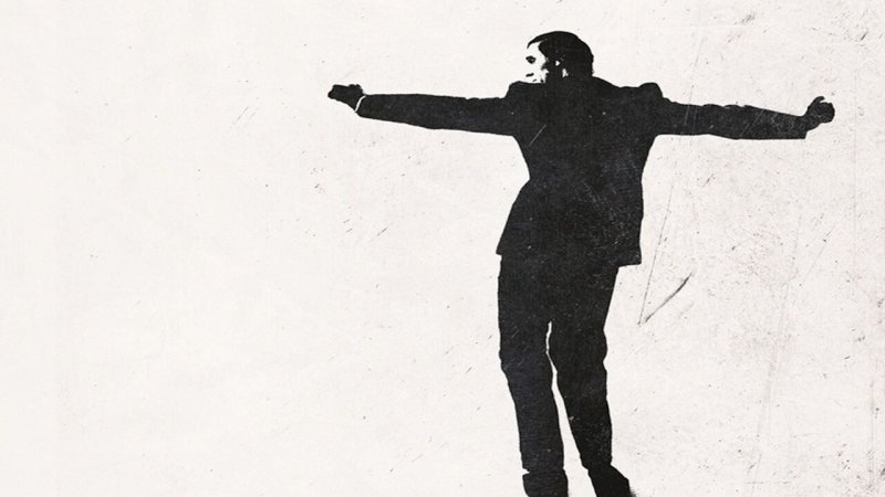 Monsieur Aznavour, recensione: un biopic classico, nel bene e nel male