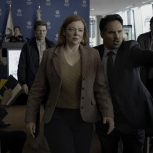 All Her Fault: Sarah Snook con Michael Peña in una scena della serie
