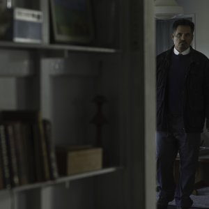 All Her Fault: Michael Peña in una scena della serie