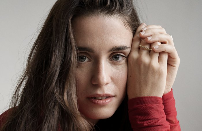 Paola Buratto e il ritmo di Call My Agent: 'Esprimersi è vitale. I millennials? Generazione di stagisti'