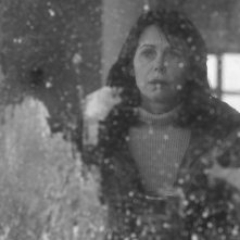 Separazioni: Barbora Bobolulova osserva la montagna da dietro un vetro