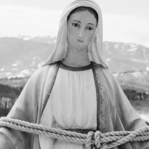 Separazioni: la Madonna in cima alla montagna