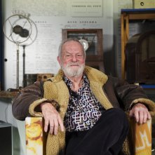 Terry Gilliam seduto al Museo della Rai a Torino
