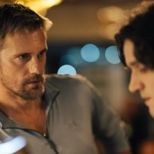 Pillion - Amore senza freni: Alexander Skarsgård, Harry Melling in un'immagine