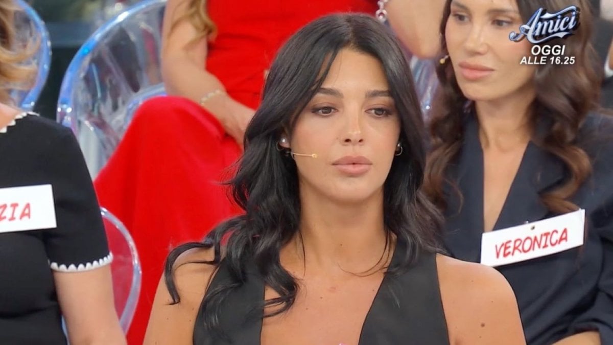 Uomini e Donne, Cristina contro Sara: nuova lite tra troniste dopo il bacio con Ernesto