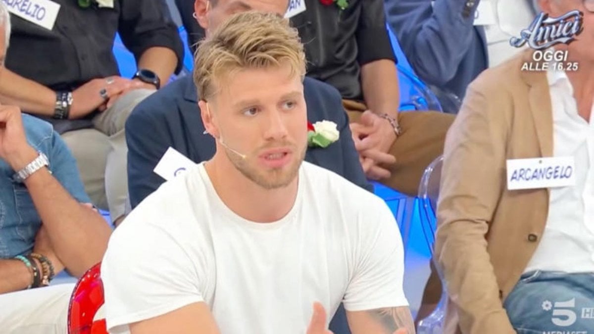 uomini e donne ciro conosce le prime corteggiatrici sara bacia marco ma fa scendere nuovi ragazzi da Movieplayer.it uomini e donne ciro conosce le prime corteggiatrici sara bacia marco ma fa scendere nuovi ragazzi