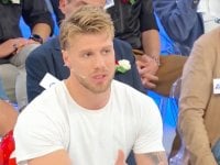 Uomini e Donne: Ciro conosce le prime corteggiatrici, Sara bacia Marco ma fa scendere nuovi ragazzi