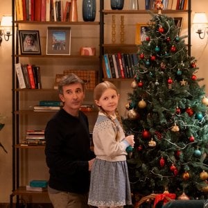 Sicilia Express: Picone con la figlia del suo Vale in una scena della miniserie Netflix