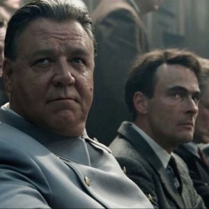 Norimberga: Russell Crowe in una scena del processo