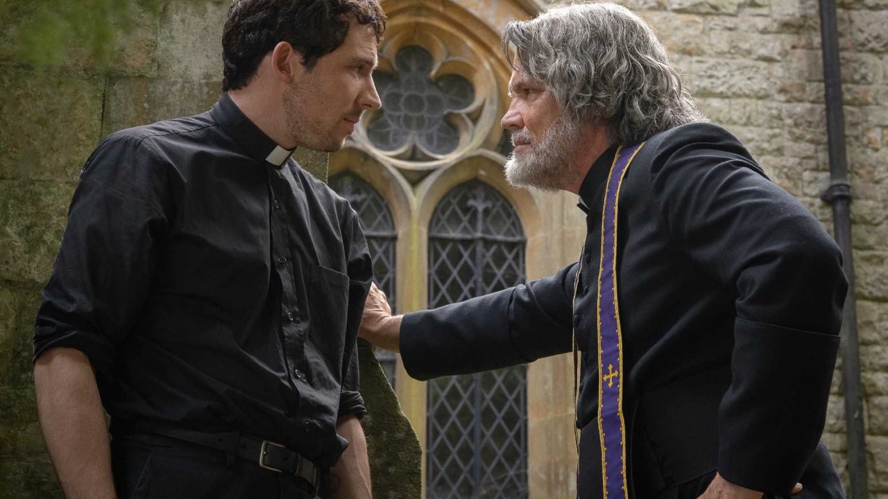 Josh O'Connor e Josh Brolin in una scena di Wake Up Dead Man