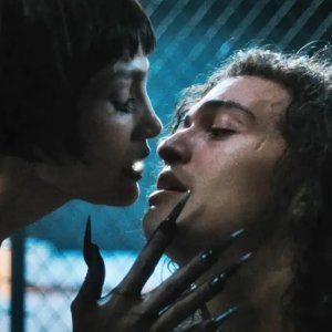 Kiss of the Spider Woman: Jennifer Lopez e Tonatiuh in una scena