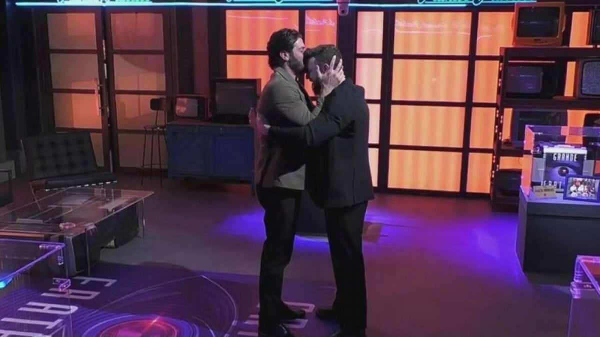 Grande Fratello, Omer Elomari: "Fui rapito dai militari, sono stato l Grande Fratello, Omer Elomari: "Fui rapito dai militari, sono stato l