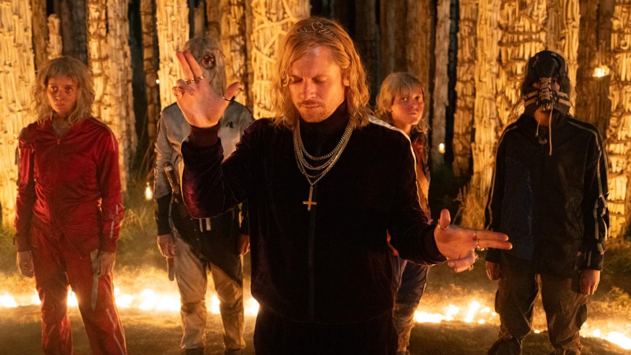 Jack O’Connell circondato dai suoi adepti