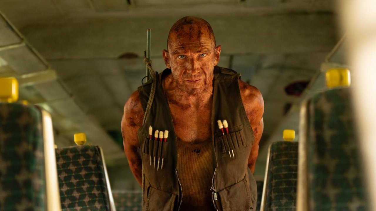 Ralph Fiennes in una scena di 28 Anni Dopo: Il Tempio delle Ossa