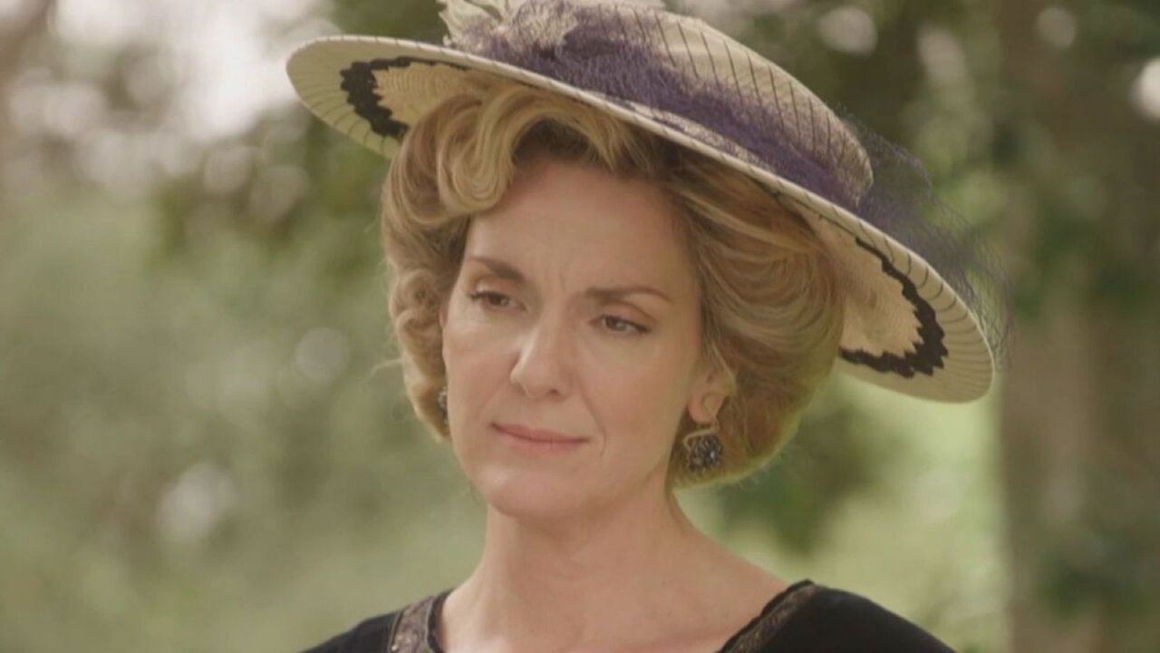 Cruz è interpretata dall'attrice spagnola Eva Martín