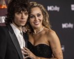 Miley Cyrus è ufficialmente fidanzata con Maxx Morando: svelato l’anello sul red carpet di Avatar 3