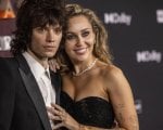 Miley Cyrus è ufficialmente fidanzata con Maxx Morando: svelato l’anello sul red carpet di Avatar 3
