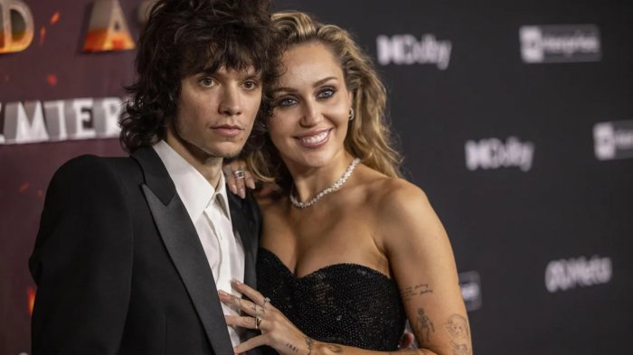 Miley Cyrus è ufficialmente fidanzata con Maxx Morando: svelato l’anello sul red carpet di Avatar 3