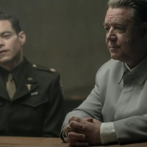 Norimberga: Rami Malek con Russell Crowe in una scena del film