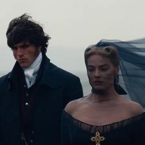 Cime tempestose: Jacob Elordi e Margot Robbie in una scena