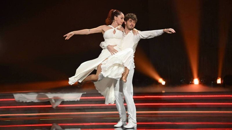 Ballando con le stelle, prima semifinale stasera su Rai 1: le coppie, chi verrà ripescato, ospite Rocco Hunt