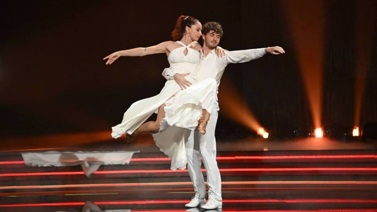 Ballando con le stelle, prima semifinale stasera su Rai 1: le coppie, chi verrà ripescato, ospite Rocco Hunt