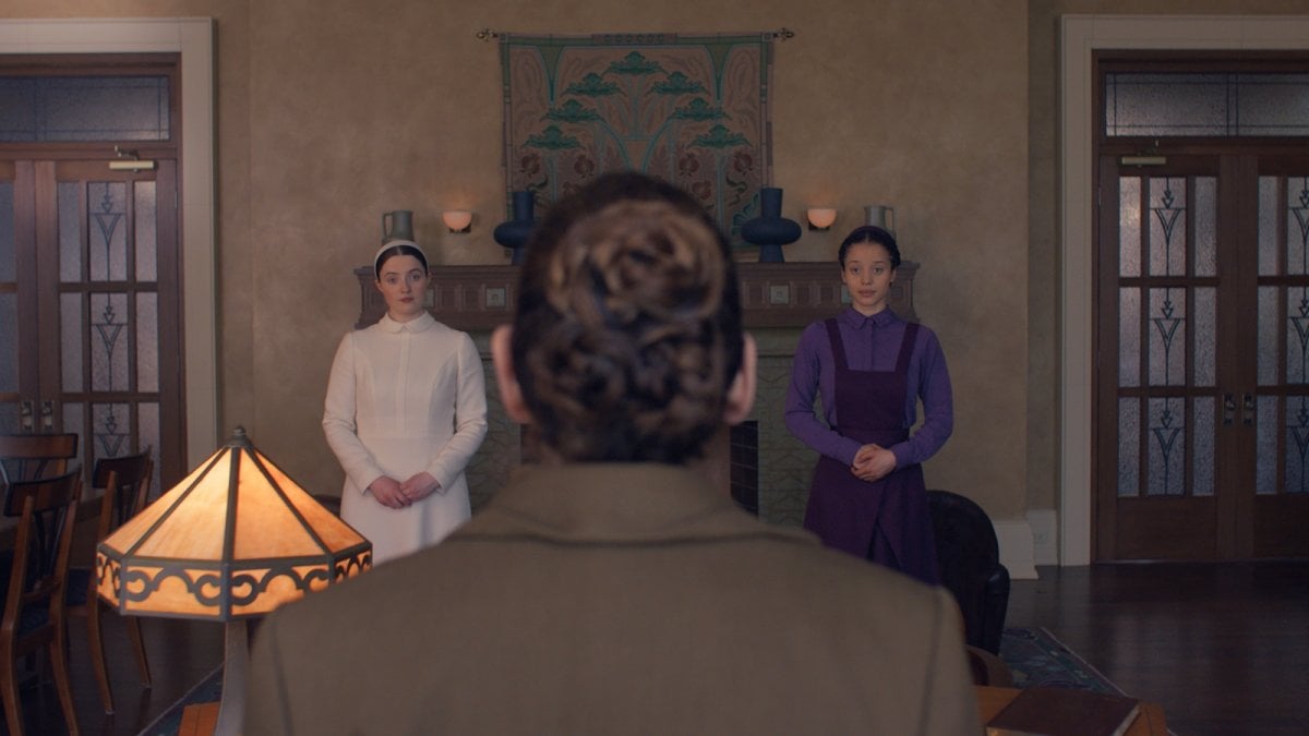 The Testaments: le protagoniste ritratte nelle prime foto della serie sequel di The Handmaid The Testaments: le protagoniste ritratte nelle prime foto della serie sequel di The Handmaid