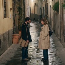 Alessio Vassallo e Francesca Inaudi in un vicolo lucchese