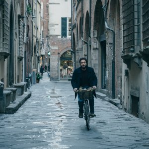 Alessio Vassallo gira in bicicletta per le vie di Lucca