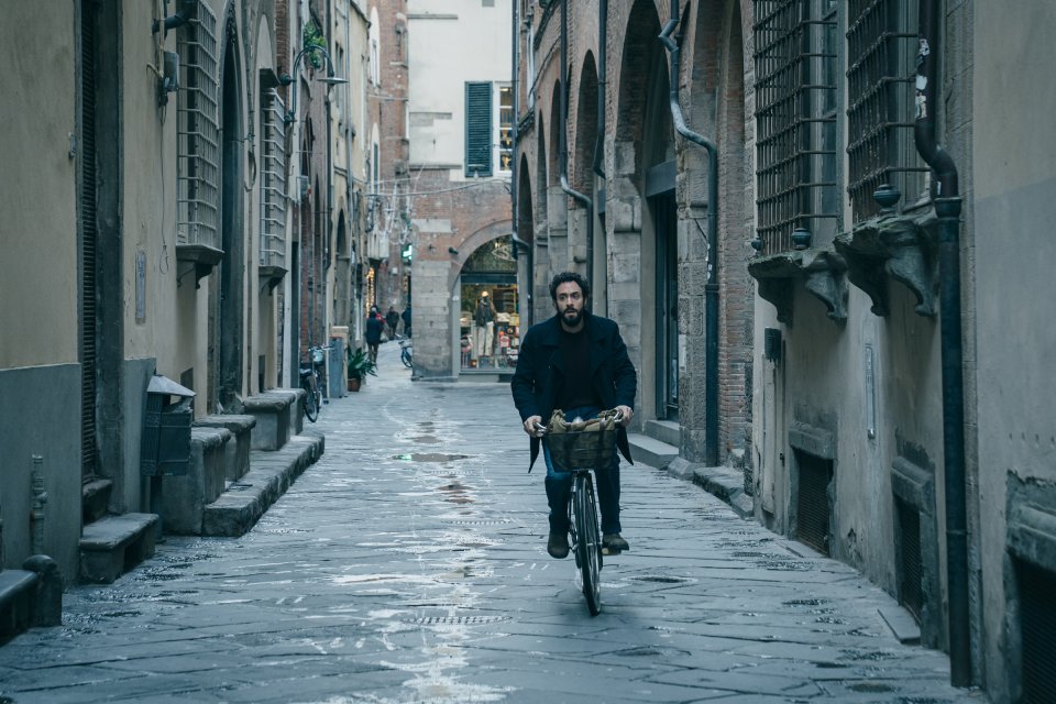Laltro Ispettore Alessio Vassallo Scena Bicicletta Lucca Serie Tv Rai