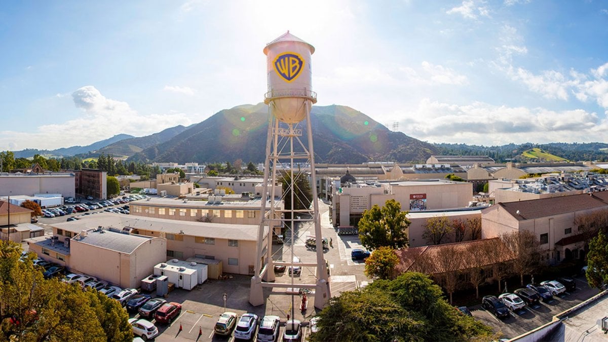 Paramount fa una nuova offerta a Warner Bros e assicura: "Ogni anno oltre 30 film in sala"