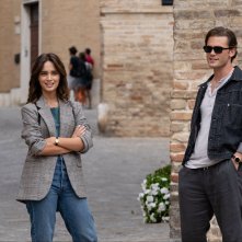 Leopardi&Co: Denise Tantucci e Jeremy Irvine in una scena