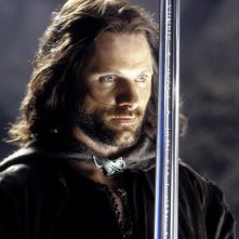Viggo Mortensen armato di spada in una scena de Il signore degli Anelli
